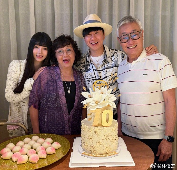 Nam ca sĩ bất ngờ đăng tải hình ảnh chụp chung với Thất Thất trong buổi tiệc mừng sinh nhật lần thứ 70 của mẹ ruột (Ảnh: Weibo)
