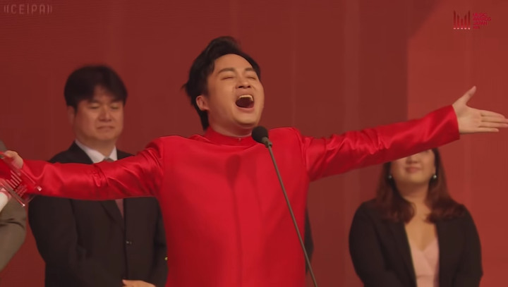 Khoảnh khắc Tùng Dương cất giọng hát Quốc ca Việt Nam và Một vòng Việt Nam trên sân khấu quốc tế đã khiến không ít khán giả xúc động (Ảnh: Facebook)