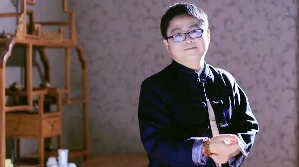 Miêu Nị là tác giả nguyên tác, một ngôi sao trong giới văn học mạng Trung Quốc.