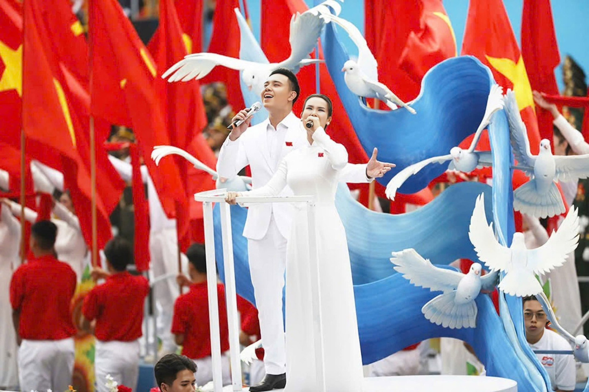 Màn trình diễn ca khúc Viết tiếp câu chuyện hòa bình của Võ Hạ Trâm, song ca cùng Đông Hùng, nhanh chóng tạo hiệu ứng mạnh mẽ trên mạng xã hội (Ảnh: Facebook)