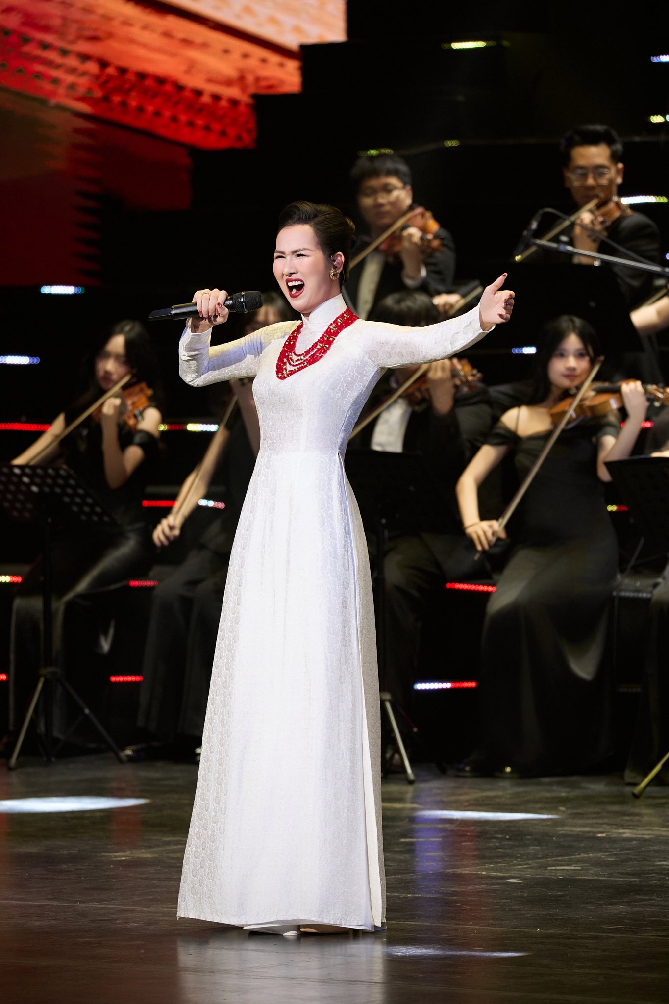 Bước ra ánh đèn sân khấu từ giải Nhất Ngôi sao Tiếng hát Truyền hình năm 2007, Võ Hạ Trâm đã có hơn hai thập kỷ hoạt động nghệ thuật (Ảnh: FBNV)