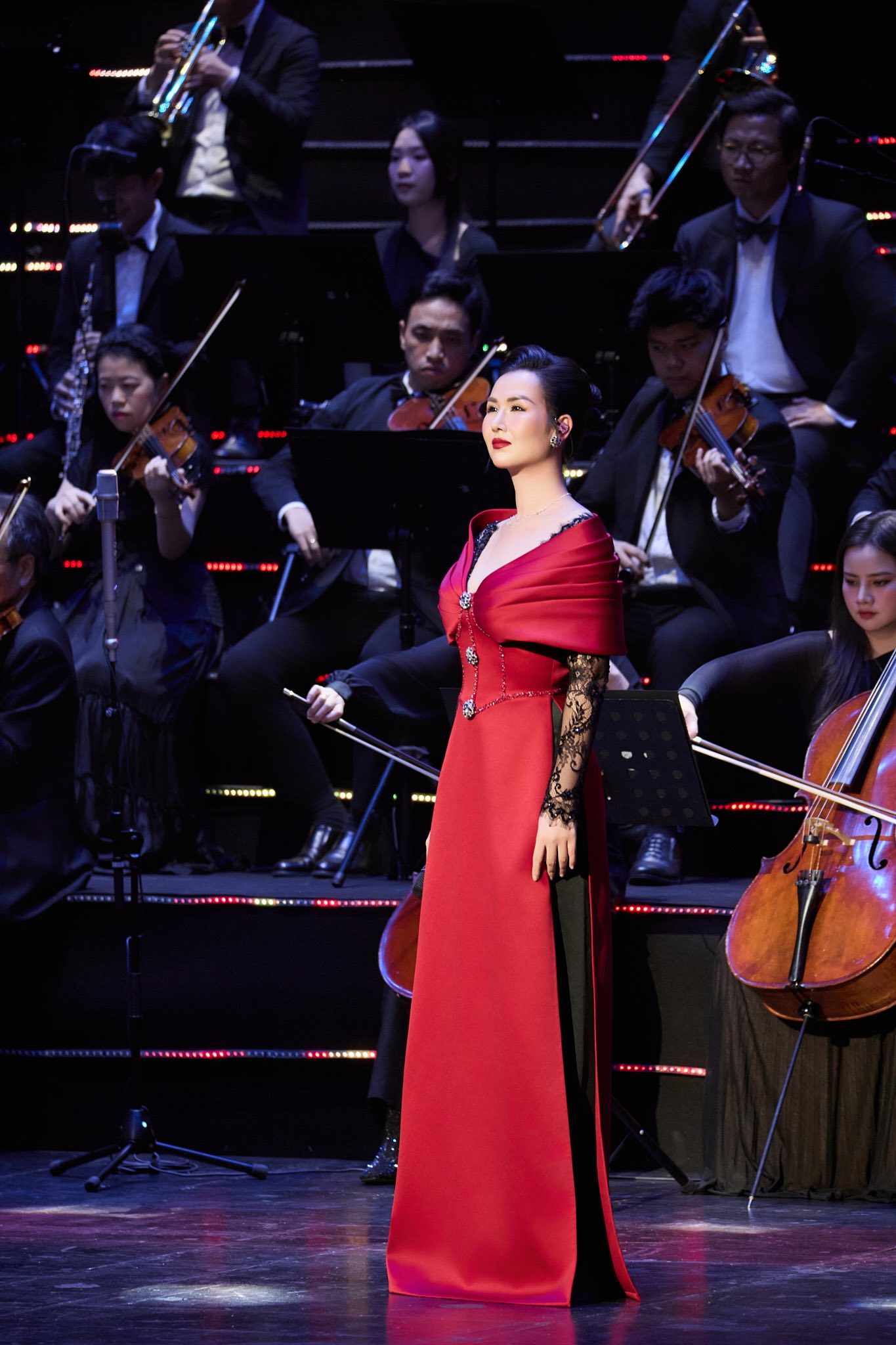 Không chạy theo xu hướng thị trường ồn ào hay các bản hit ngắn hạn, Võ Hạ Trâm vẫn thuộc nhóm nghệ sĩ có lịch diễn ổn định và dày đặc (Ảnh: FBNV)