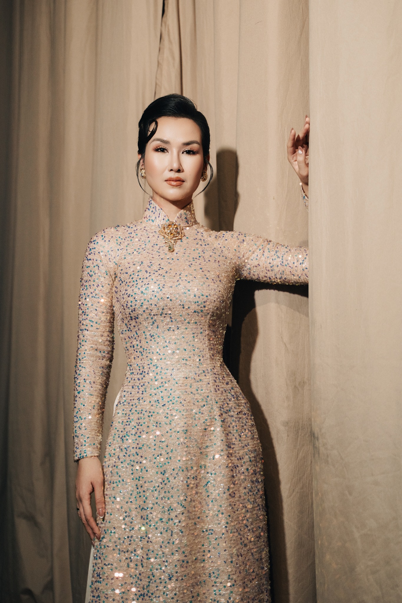 Ở tuổi ngoài 30, Võ Hạ Trâm hiện diện như một trường hợp đặc biệt của Vbiz (Ảnh: FBNV)