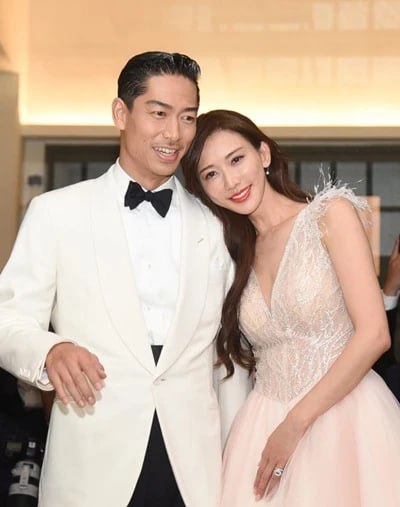 Sau cuộc hôn nhân gây chấn động với nam ca sĩ Akira người Nhật Bản, Lâm Chí Linh dường như đã chọn cách lùi về sau ánh đèn sân khấu để tập trung cho gia đình