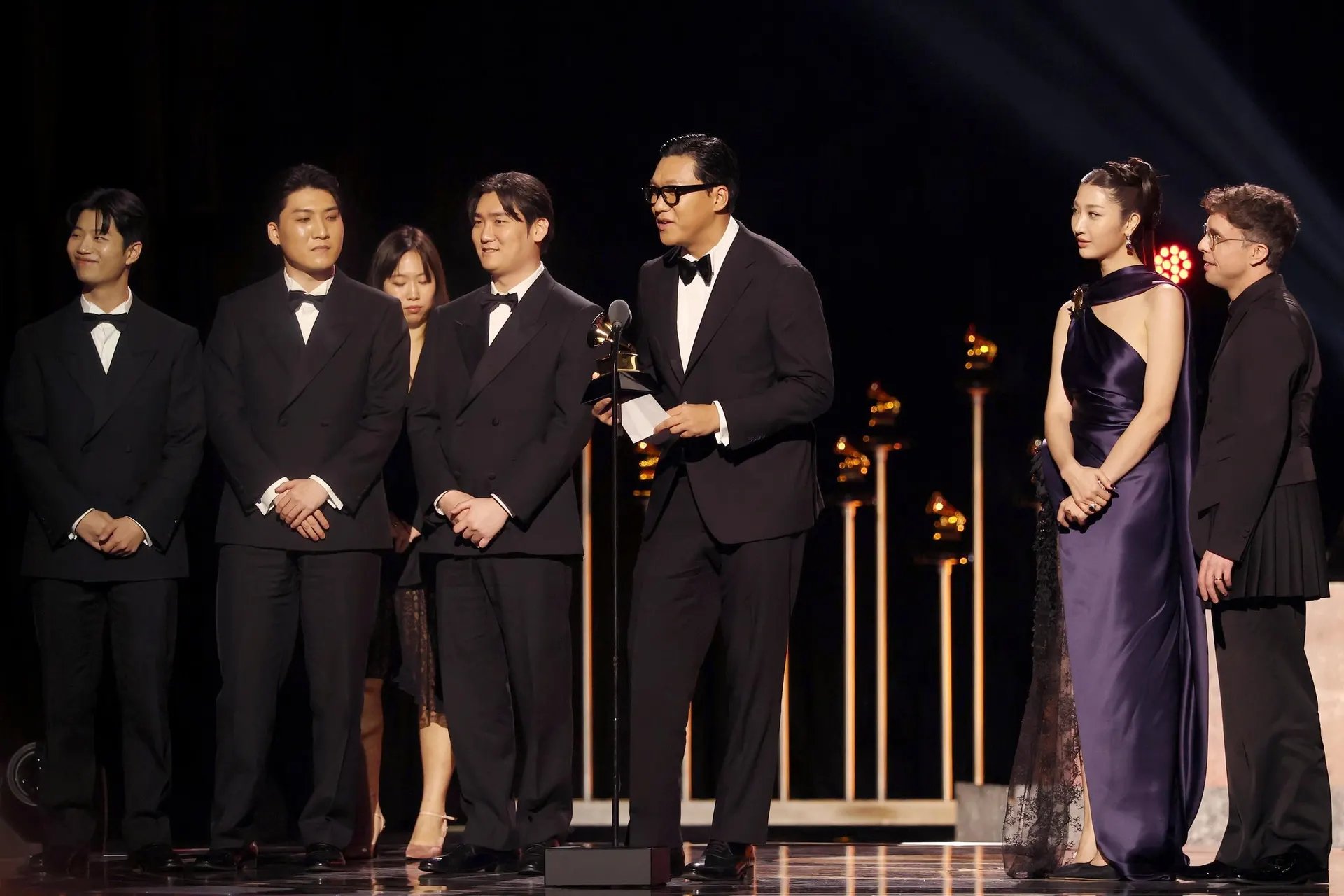 Lễ trao giải năm nay còn ghi nhận sự xuất hiện của một đại diện đặc biệt đến từ Kpop là Golden (Huntr/X)