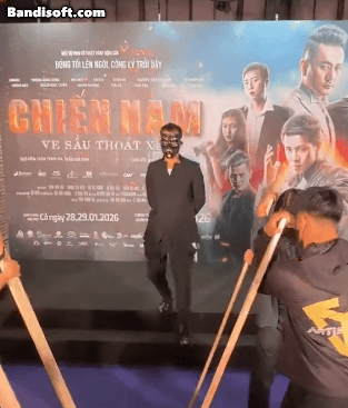 Người biểu diễn hùng dũng bước xuống...