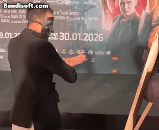 Đổi thế khác, người này cũng không thể chặt được thanh gỗ này