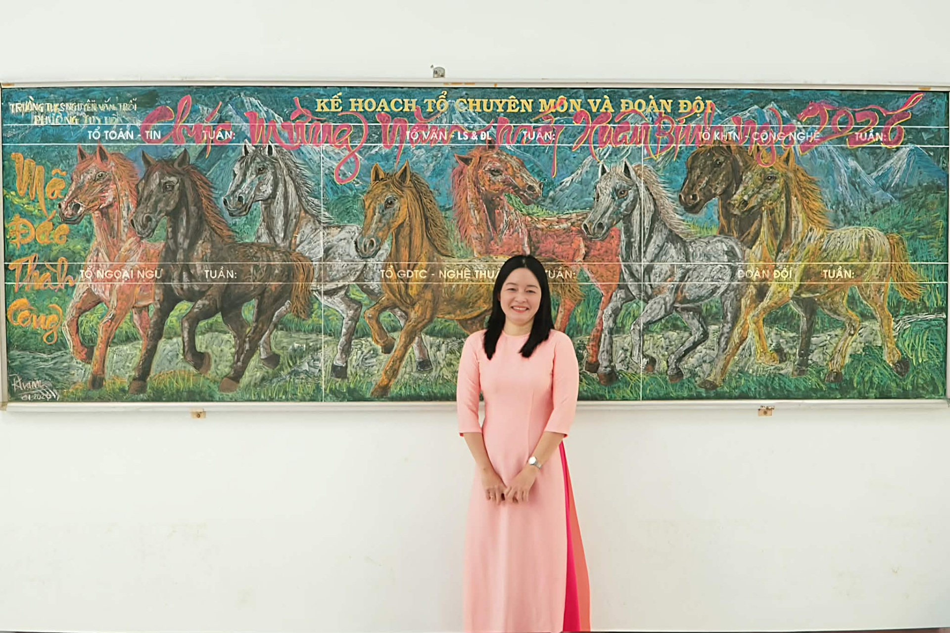 Chủ nhân của bức tranh là cô Vũ Mặc Khuê Trâm, giáo viên Mỹ thuật Trường THCS Nguyễn Văn Trỗi (phường Tuy Hòa, tỉnh Đắk Lắk) (Ảnh: NVCC)