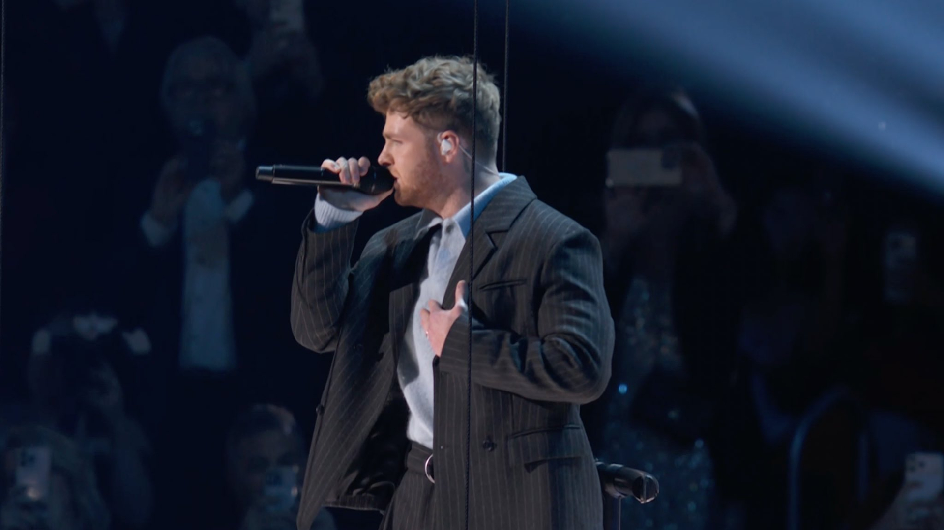 Dù bị ảnh hưởng bởi vấn đề kỹ thuật ở phần mở đầu, chất giọng thật của Alex Warren vẫn giữ được sự ổn định và màu sắc cảm xúc (Ảnh: X)