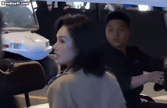 Trâm Anh lên xe ra về...