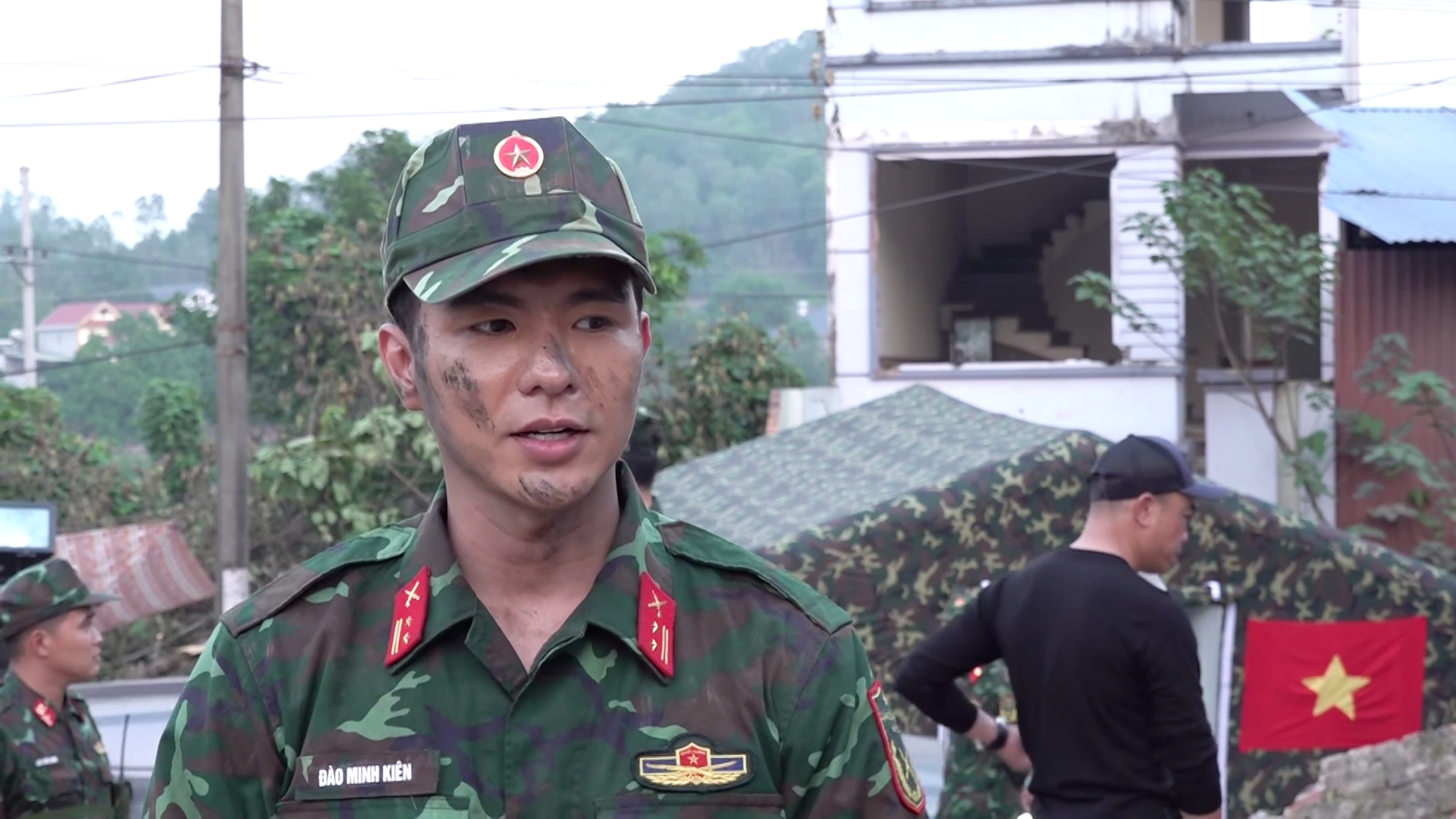 Steven Nguyễn vào vai quân nhân của đội Cứu trợ cứu nạn, khoác lên mình áo lính cụ Hồ