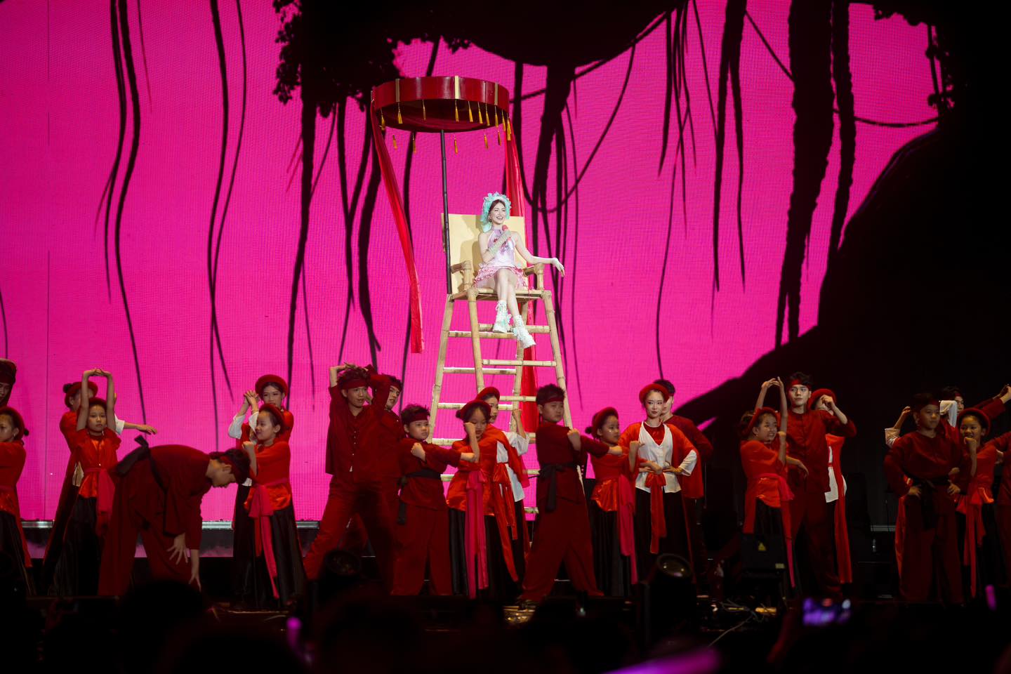 Nữ ca sĩ được Bộ VH-TT-DL vinh danh: Tổ chức fan-concert 8000 người, cả dàn sao hạng A góp vui 