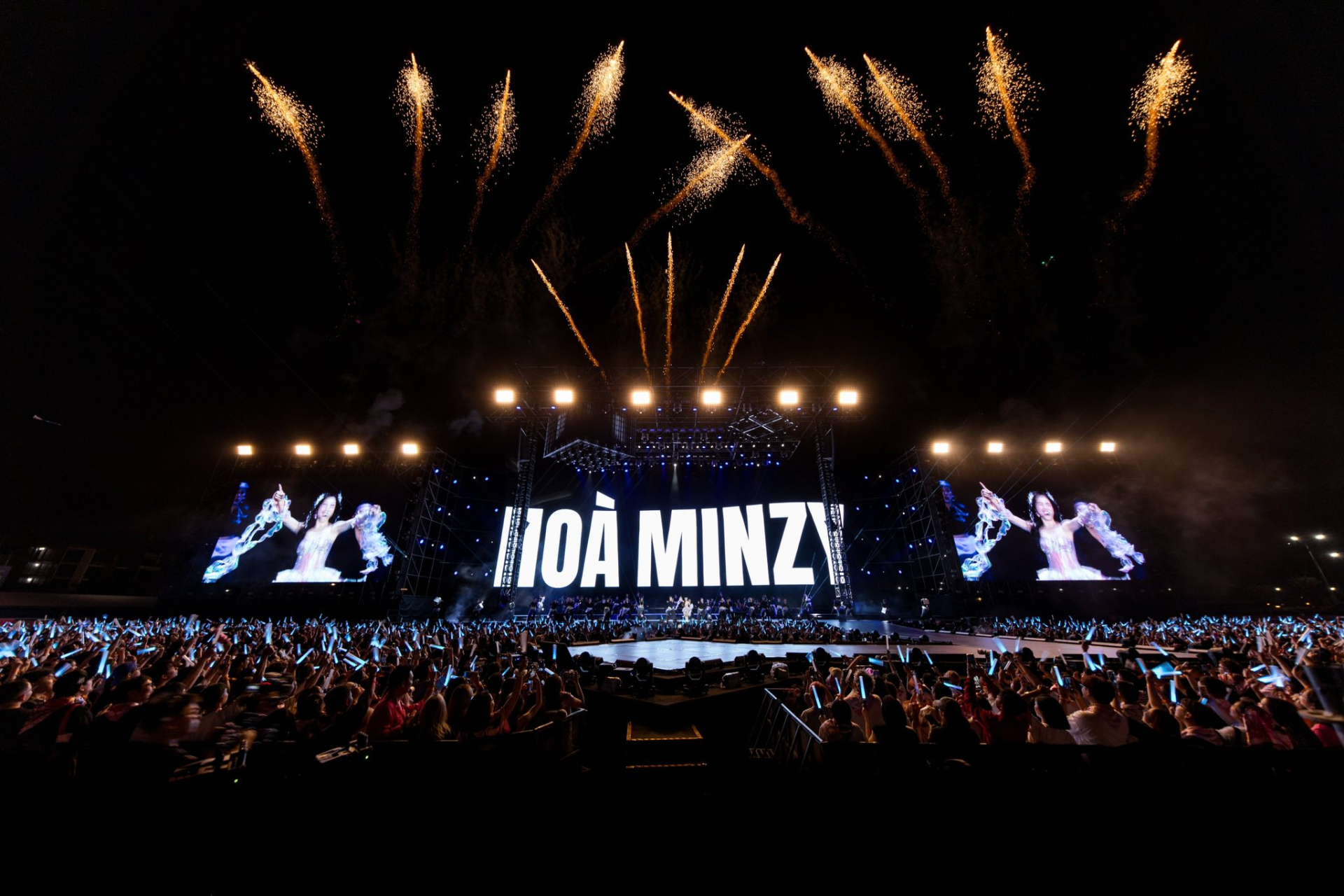 Sự kiện không chỉ đánh dấu lần đầu Hòa Minzy tổ chức fan-concert mà còn là lời khẳng định rõ ràng cho vị thế hạng A của nữ ca sĩ (Ảnh: FBNV)