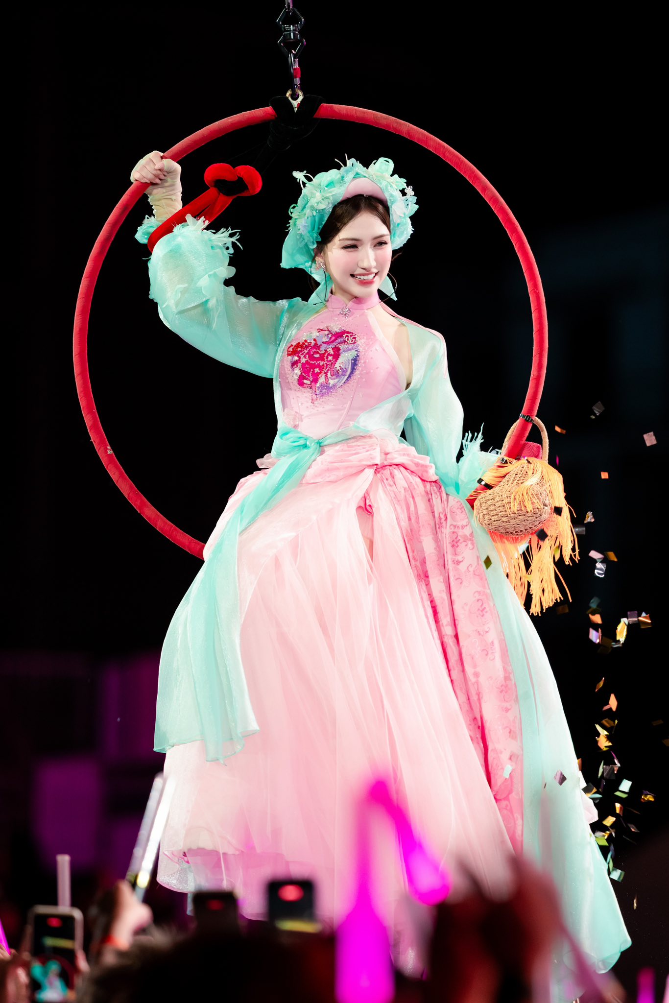 Nữ ca sĩ được Bộ VH-TT-DL vinh danh: Tổ chức fan-concert 8000 người, cả dàn sao hạng A góp vui 