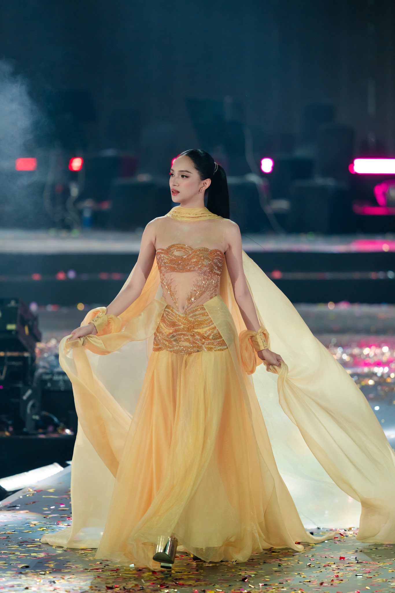 Nữ ca sĩ được Bộ VH-TT-DL vinh danh: Tổ chức fan-concert 8000 người, cả dàn sao hạng A góp vui 