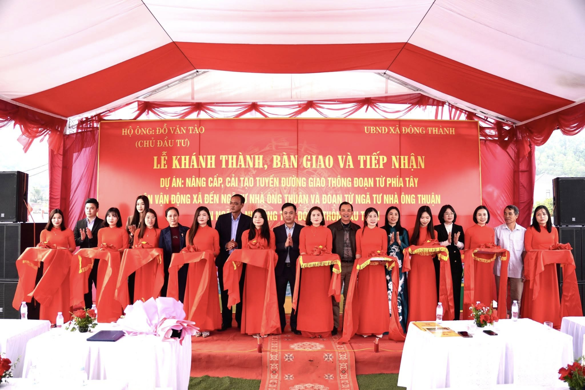 Vợ chồng Đỗ Hà - Viết Vương (ngoài cùng, hàng thứ 2) cùng gia đình, chính quyền địa phương tại lễ khánh thành