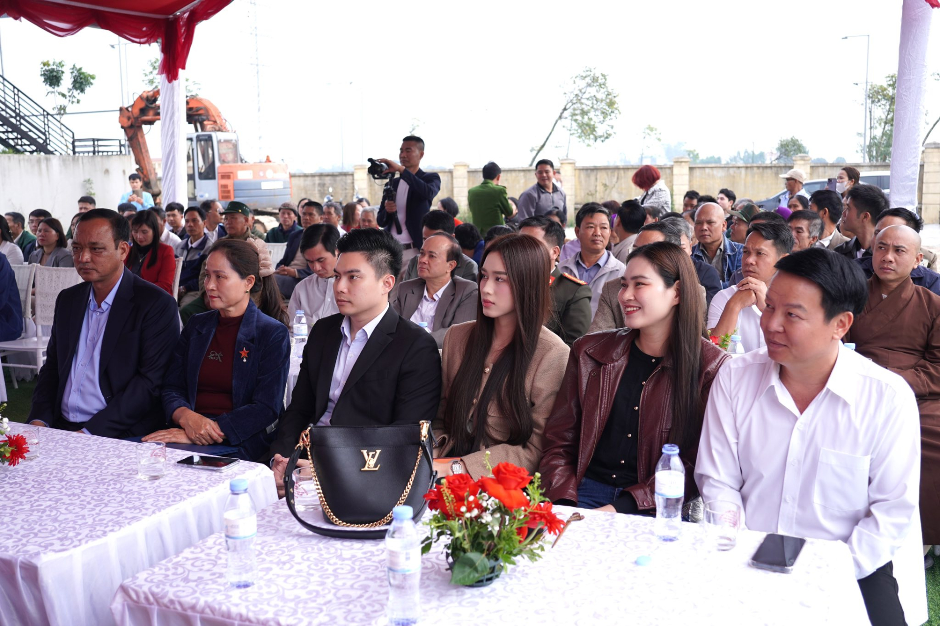 Từ trái qua: Bố mẹ, Viết Vương - Đỗ Hà, chị gái và anh rể Đỗ Hà