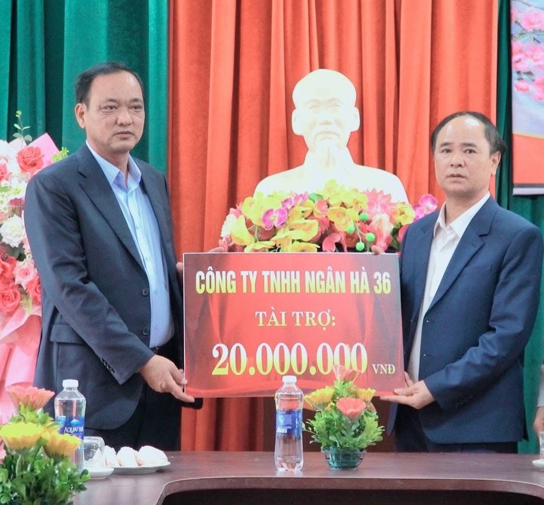 Đỗ Hà và gia đình ủng hộ trường tiểu học địa phương kinh phí để xây dựng trường đạt chuẩn quốc gia