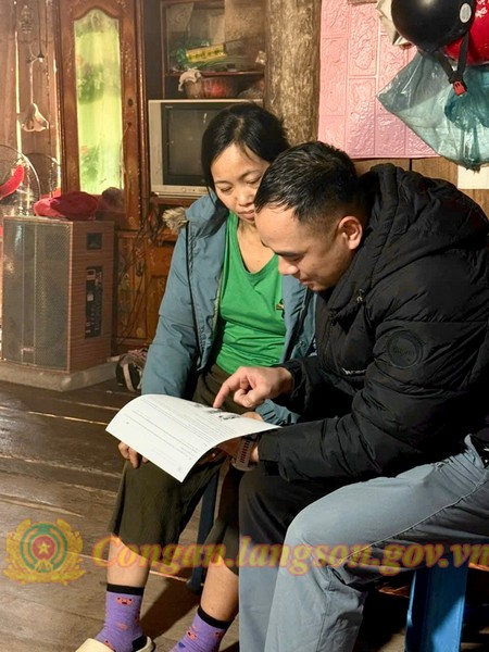 Công an xã Quốc Khánh đến nhà công dân tuyên truyền, giải thích thủ đoạn lừa đảo qua không gian mạng