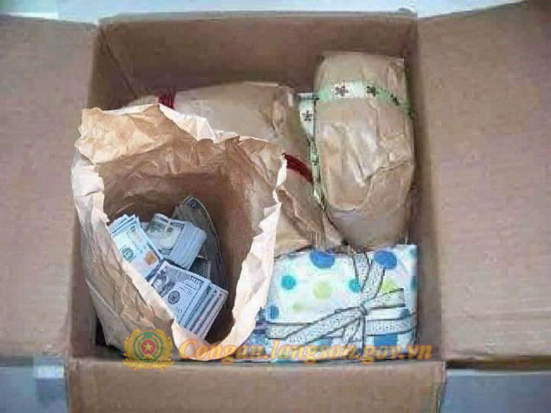 Ảnh thùng hàng giả mạo đối tượng gửi cho bị hại để tạo lòng tin.