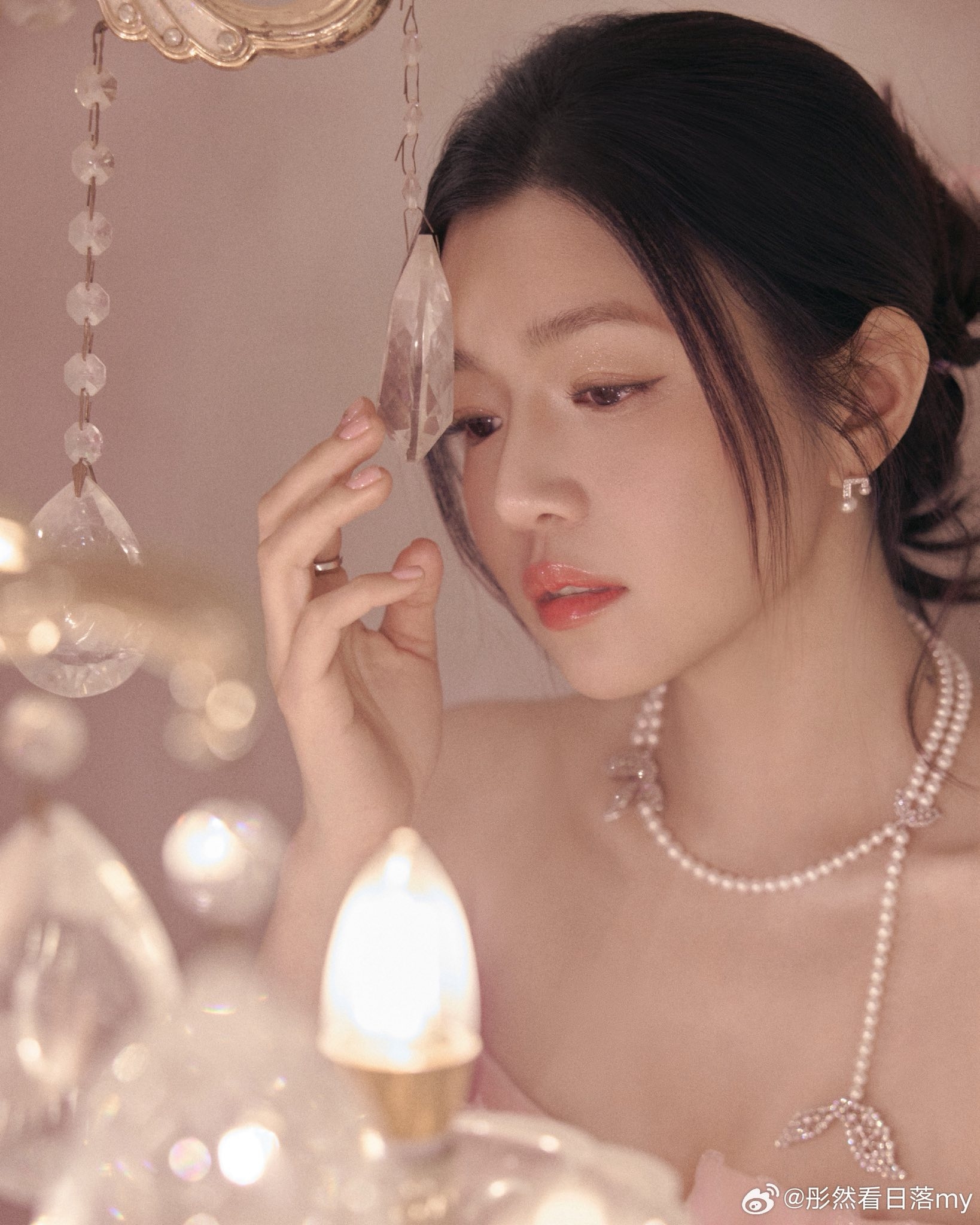 Loạt ảnh tạo hình của Trần Nghiên Hy cho sự kiện Đêm Hội Weibo 2026.