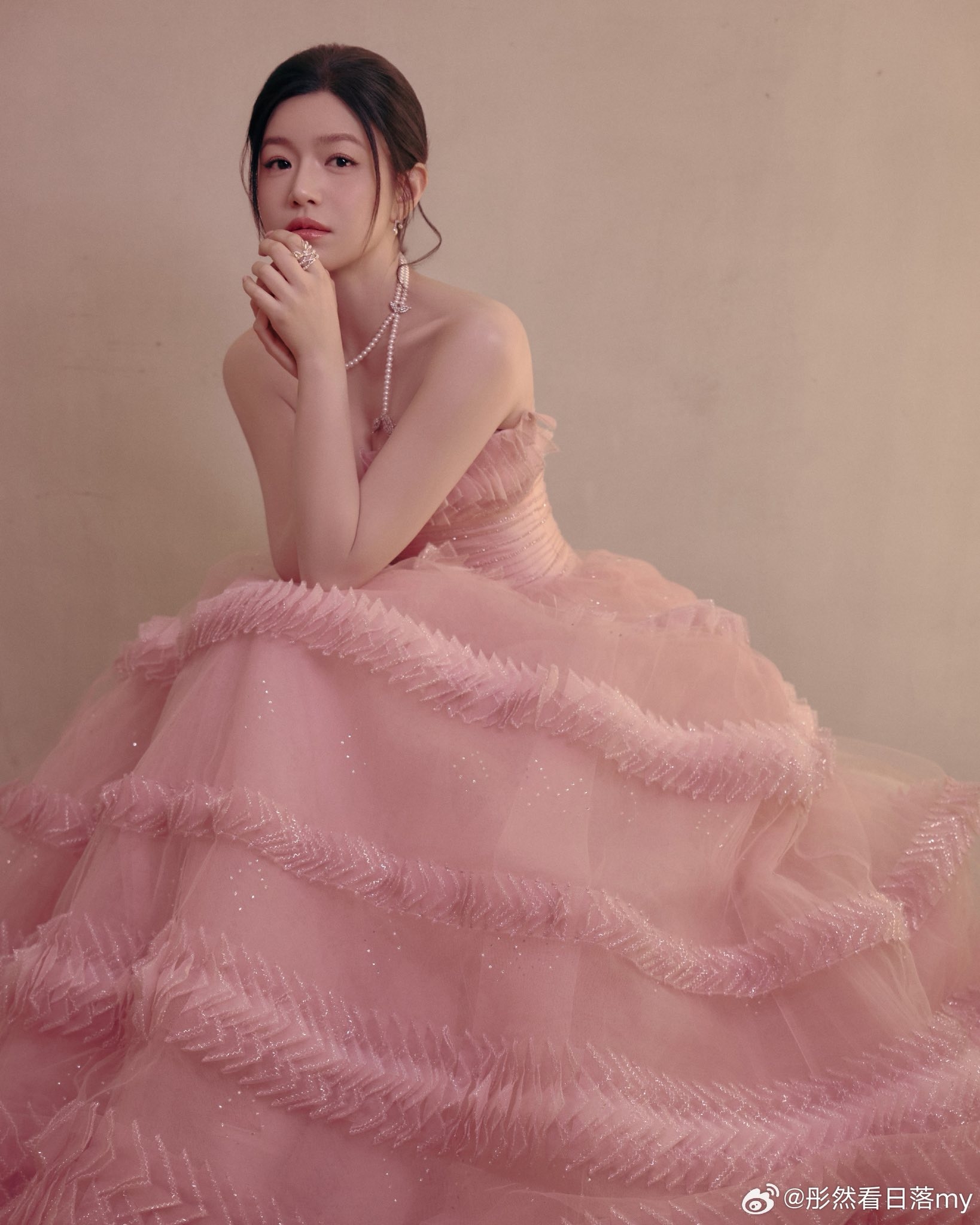 Vẻ đẹp ngọt ngào của Trần Nghiên Hy được so sánh như một quả đào mật.