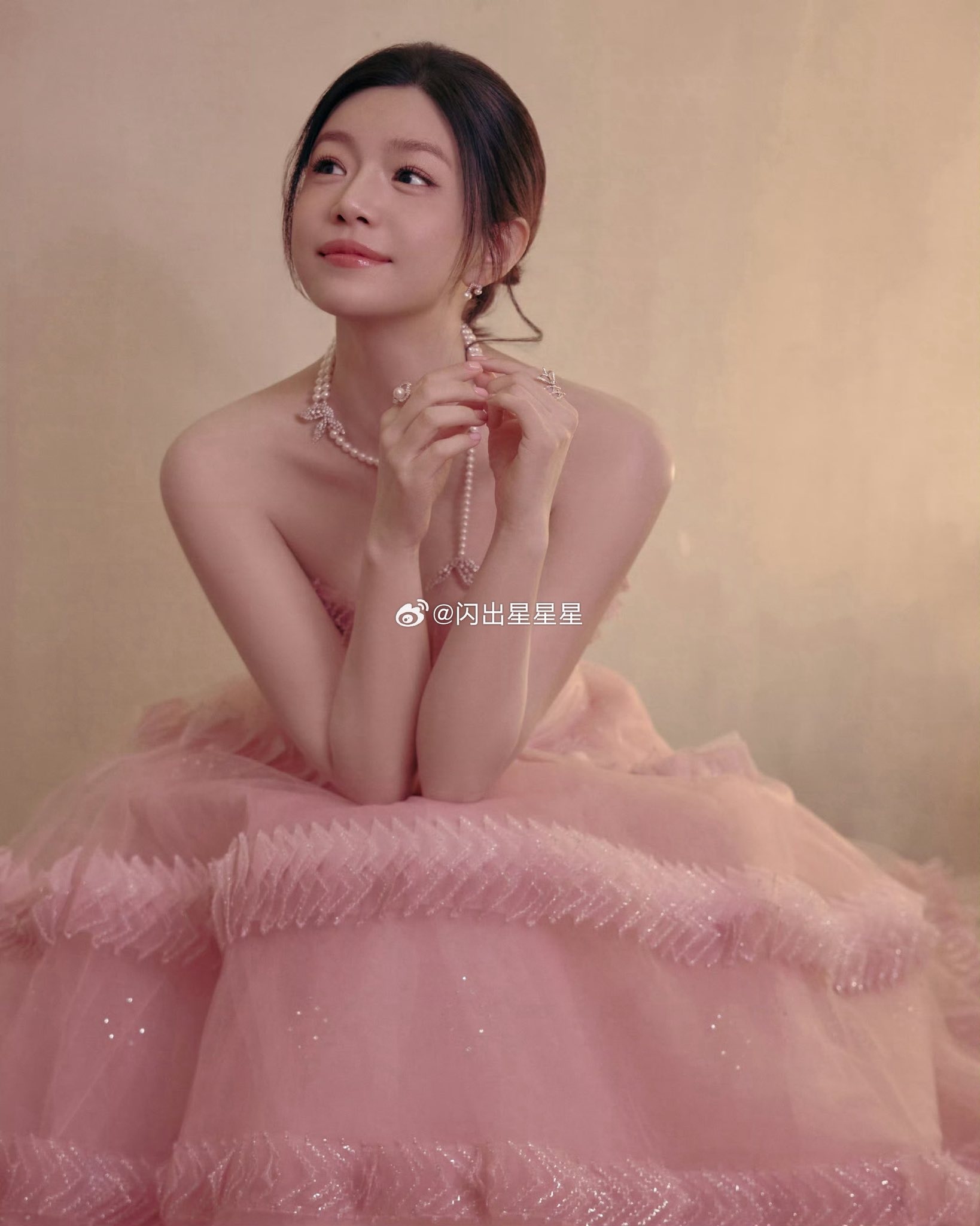 Có mỹ nhân 42 tuổi nào mơn mởn như quả đào mật thế này không: Đẹp không tả nổi, nhìn tưởng đâu thiếu nữ