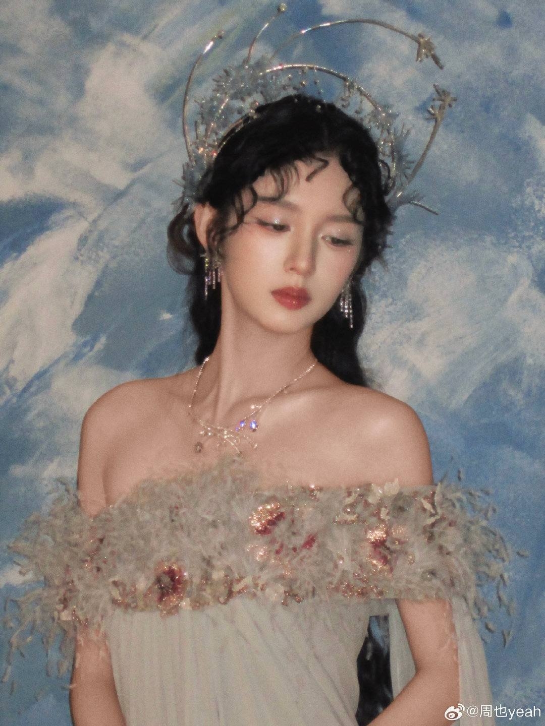 Chiếc vương miện đội trên đầu giúp nhan sắc của Châu Dã thăng hạng cực mạnh.