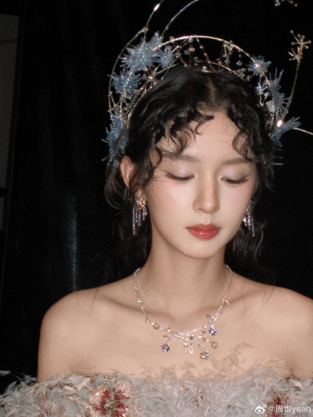 Cô nàng được khen đẹp như thần nữ bước ra từ tranh sơn dầu.