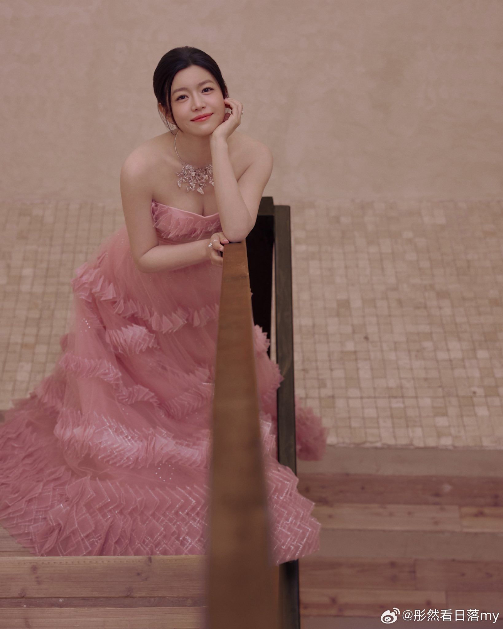 Ở tuổi 42, nữ diễn viên trông vẫn trẻ trung và xinh đẹp vô cùng, y như một thiếu nữ vậy.