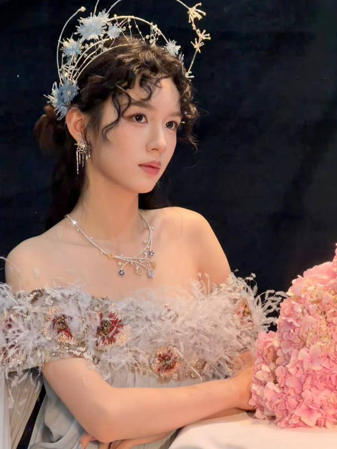 Mỹ nhân gây chú ý với nét đẹp như bước ra từ tranh vẽ