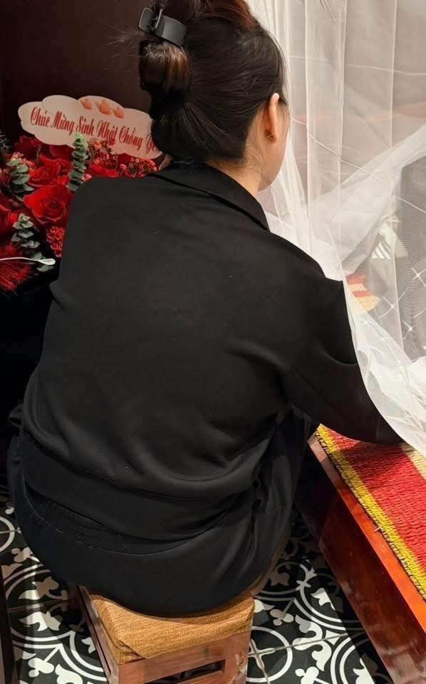 Hình ảnh lẵng hoa hồng dành tặng cho Trung tá Lao Hoàng Hải trong ngày sinh nhật khiến nhiều người không cầm được nước mắt; lời chúc yêu thương còn nguyên đó, nhưng người nhận đã mãi không thể mỉm cười thêm một lần nào nữa.              Nguồn: Báo và Phát thanh truyền hình Thái Nguyên        