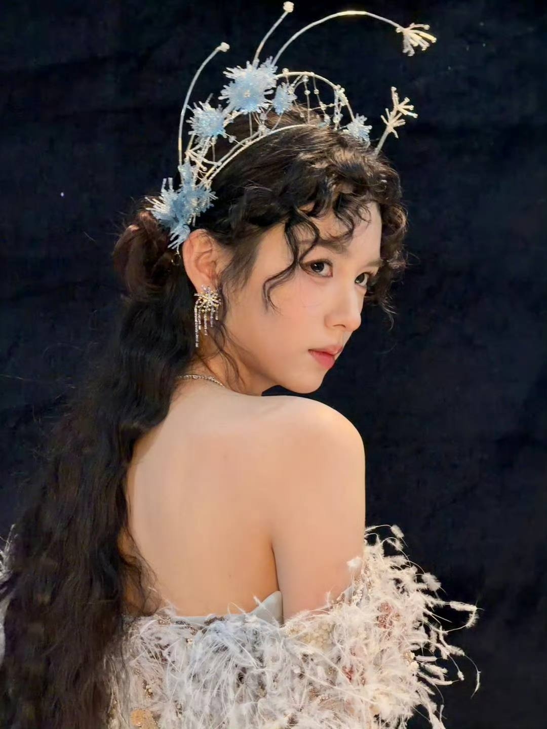 Mỹ nhân gây chú ý với nét đẹp như bước ra từ tranh vẽ