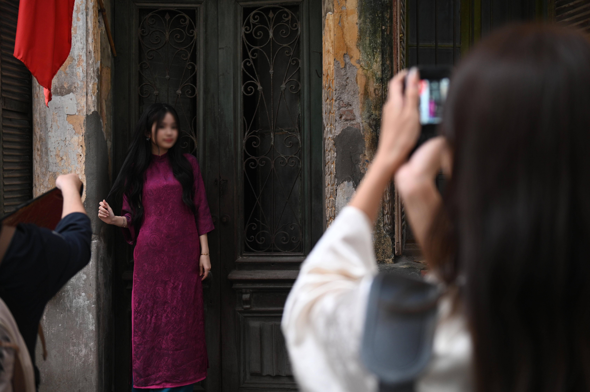 Căn nhà trở nên ồn ào đã làm đảo lộn cuộc sống của người dân bên trong cũng như khu vực xung quanh (Ảnh: Trung Lê)