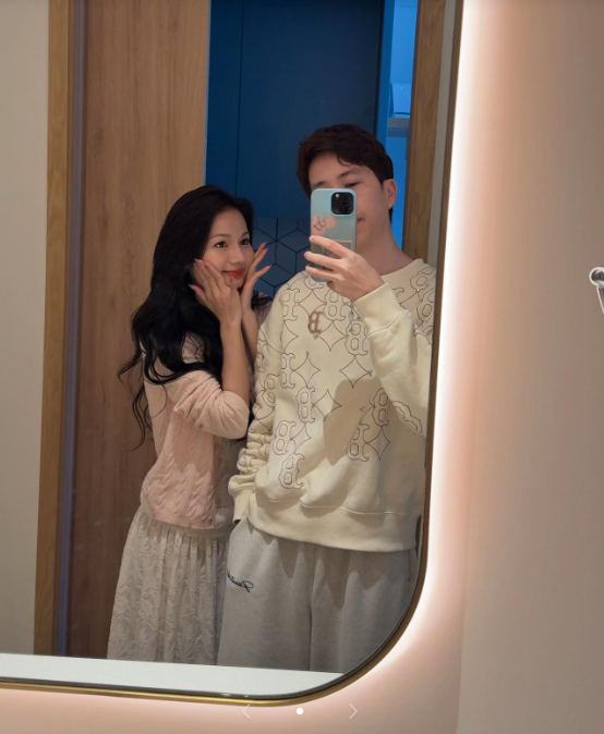 Mạng xã hội những ngày qua bất ngờ “dậy sóng” khi loạt hình ảnh ViruSs bị bắt gặp bên cạnh trợ lý Thảo Đây