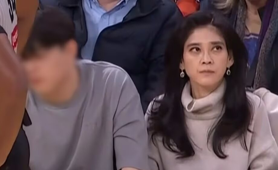 Bà Lee Boo-jin, chủ tịch khách sạn Shilla, đã đến xem một trận đấu NBA cùng con trai cả, Lim Dong-hyun, sau khi cậu được nhận vào Đại học Quốc gia Seoul hồi tháng 1. 