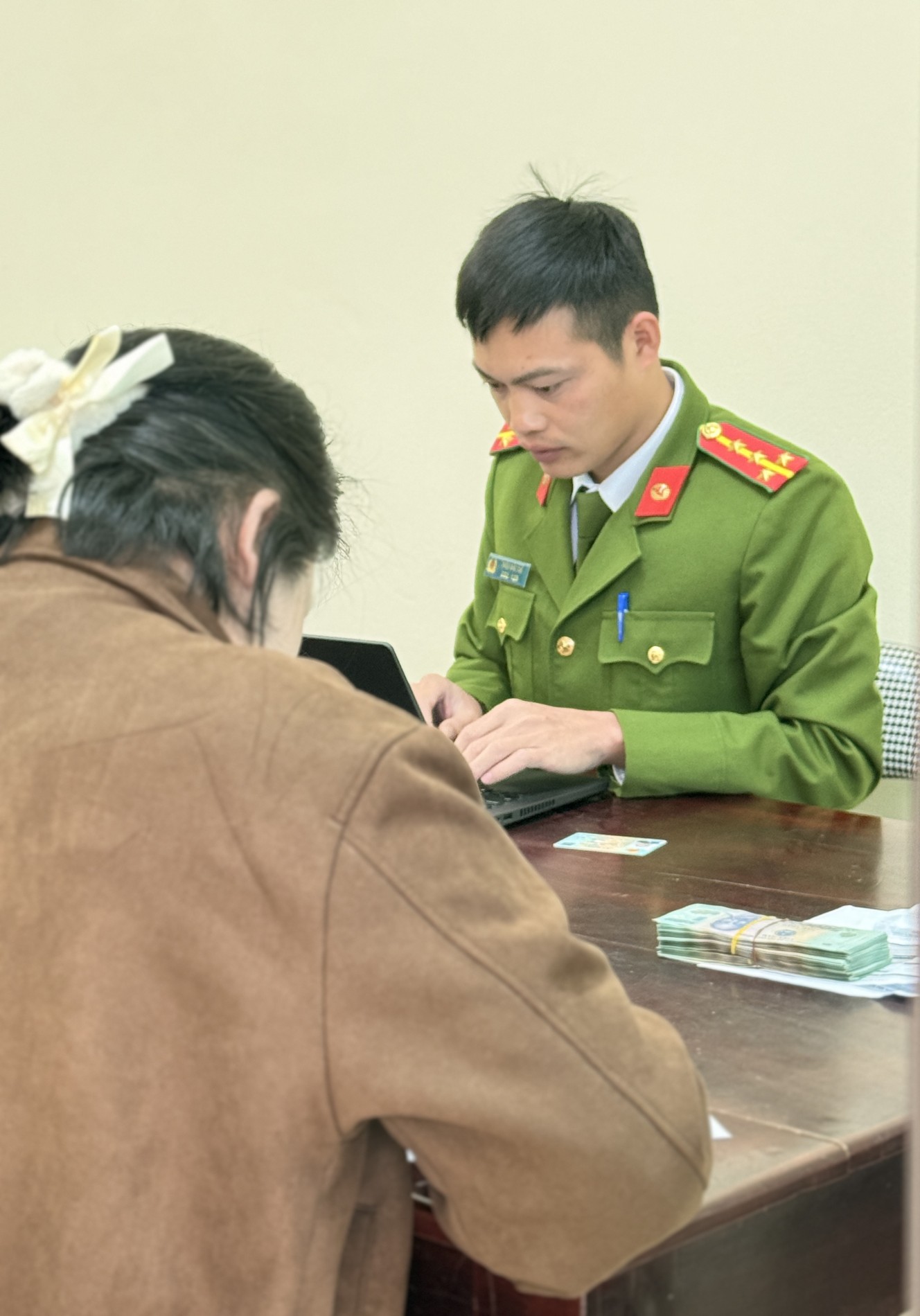 Công an xã Cẩm Giàng tuyên truyền, vận động, thuyết phục chị Đ.T.H trả lại số tiền chuyển khoản nhầm