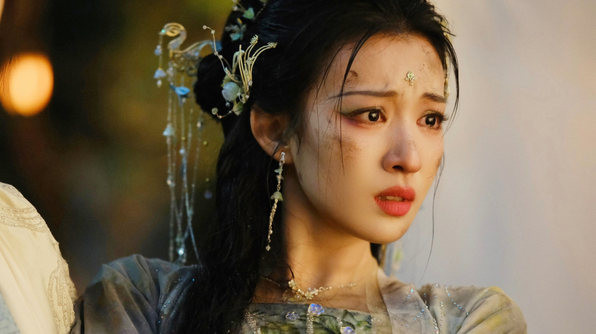 Thậm chí khi lem luốc bụi bặm cũng không che mờ được ngoại hình xuất sắc của Vương Sở Nhiên