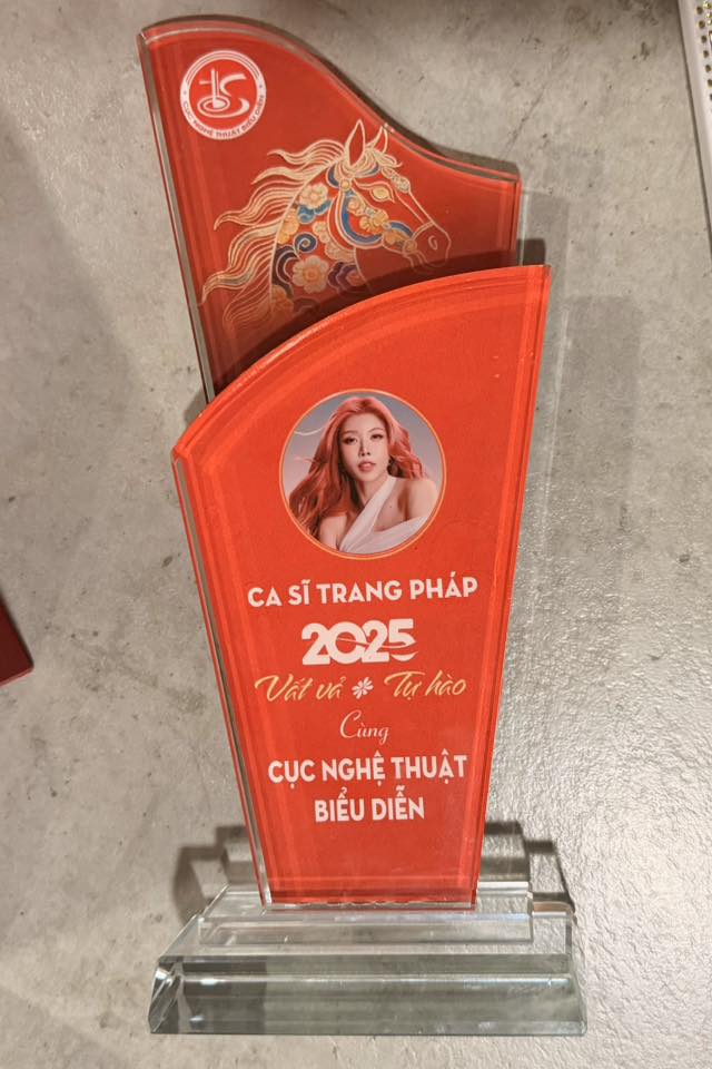 Nữ ca sĩ được Cục Nghệ thuật Biểu diễn cảm ơn: Cháu gái Đại sứ đặc mệnh toàn quyền của Việt Nam, 17 tuổi đã nổi tiếng