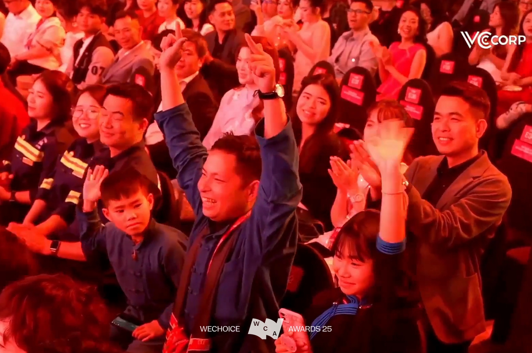 Vợ ở trên sân khấu, chồng ở dưới 