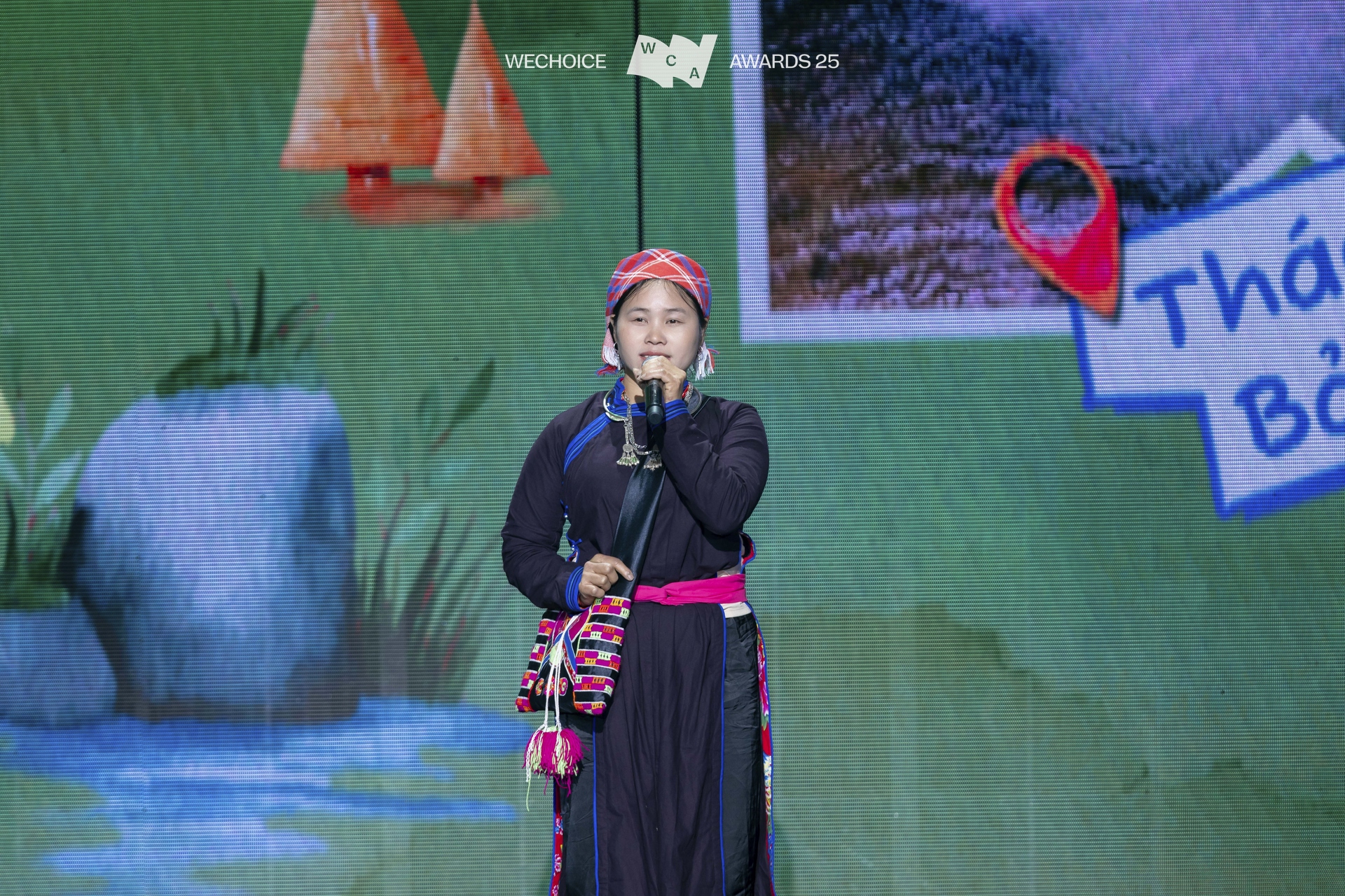  Chị Vàng Thị Thông - người phụ nữ hạnh phúc nhất Gala WeChoice: Có cả gia đình đồng hành “xuống xuôi”, được chồng thả tim liên tục