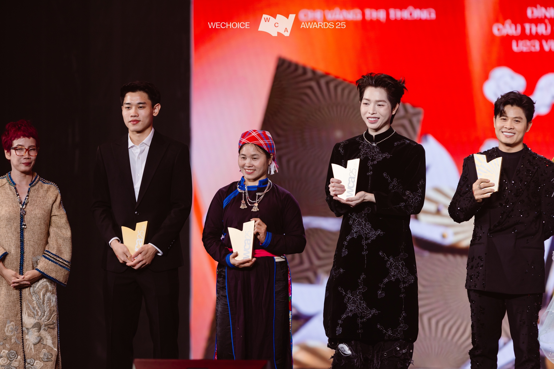  Chị Vàng Thị Thông - người phụ nữ hạnh phúc nhất Gala WeChoice: Có cả gia đình đồng hành “xuống xuôi”, được chồng thả tim liên tục