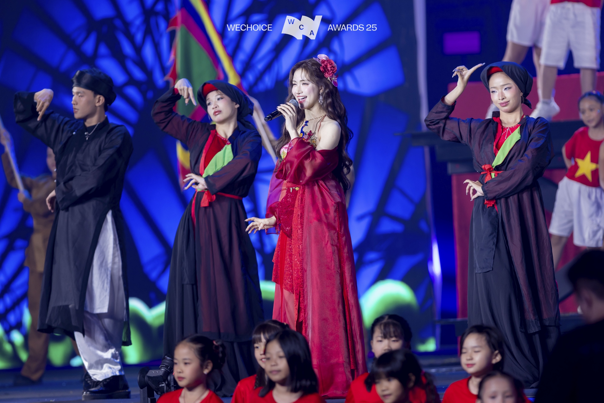 Hòa Minzy “quẩy tung” với hit Bắc Bling, Đức Phúc tái hiện màn trình diễn khuynh đảo quốc tế tại Gala Wechoice Awards 2025 