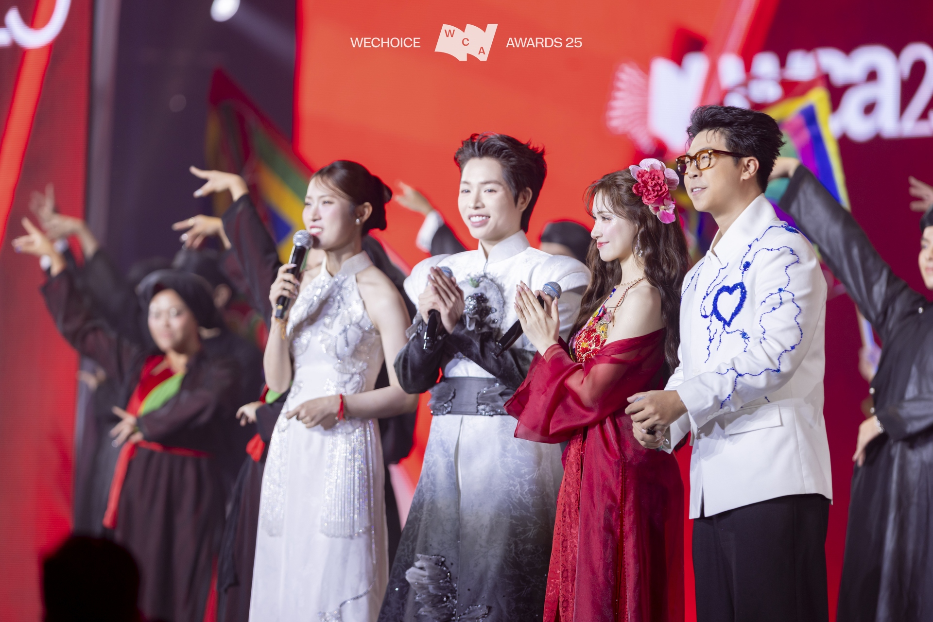 Hòa Minzy “quẩy tung” với hit Bắc Bling, Đức Phúc tái hiện màn trình diễn khuynh đảo quốc tế tại Gala Wechoice Awards 2025 