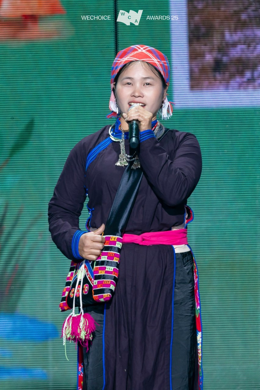  Chị Vàng Thị Thông - người phụ nữ hạnh phúc nhất Gala WeChoice: Có cả gia đình đồng hành “xuống xuôi”, được chồng thả tim liên tục