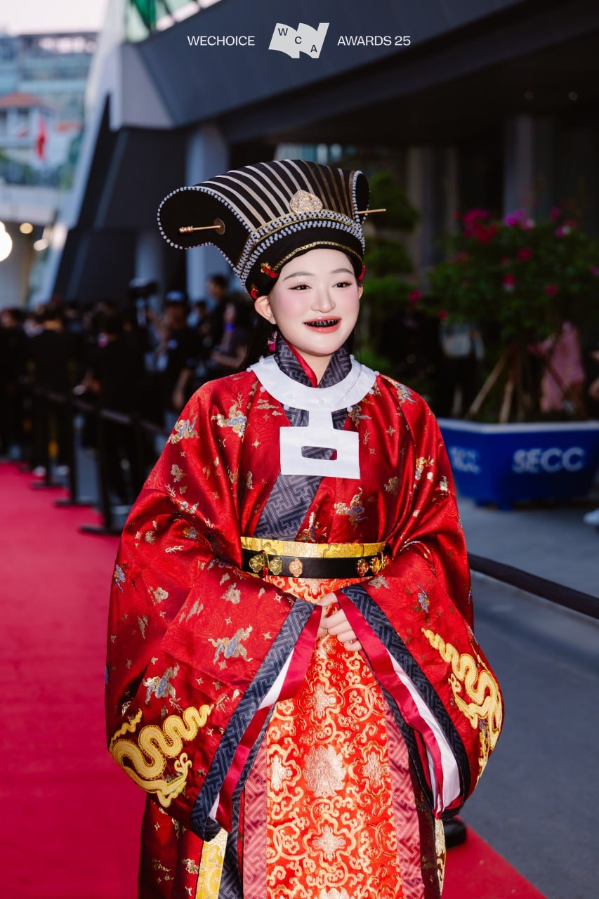 Nhà sáng tạo nội dung Xuân Khánh chọn Việt phục để xuất hiện trên thảm đỏ 