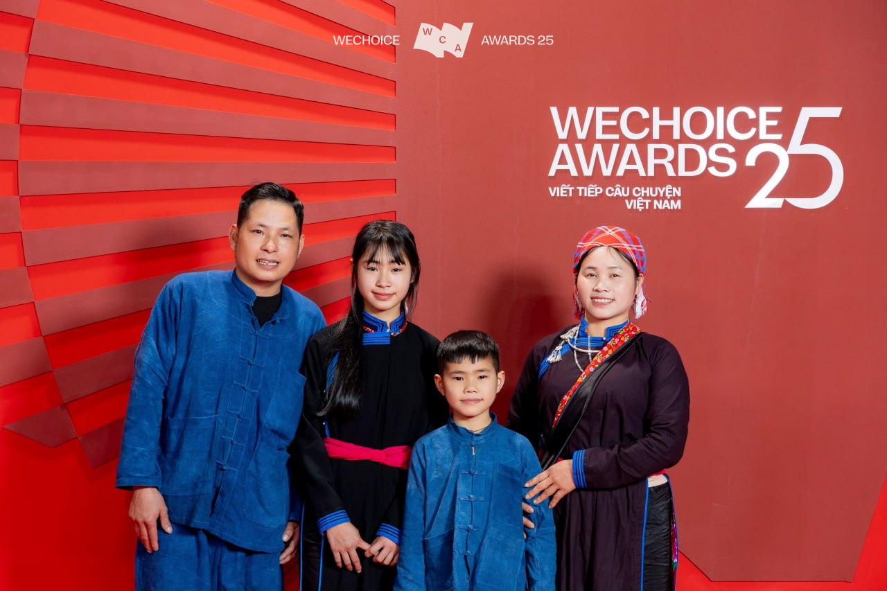  Chị Vàng Thị Thông - người phụ nữ hạnh phúc nhất Gala WeChoice: Có cả gia đình đồng hành “xuống xuôi”, được chồng thả tim liên tục
