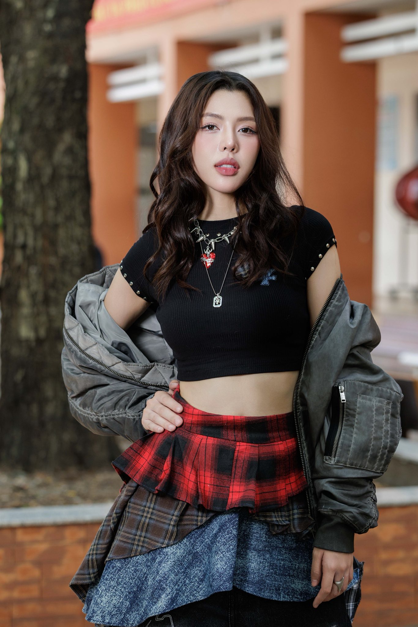 Quá khứ của Trấn Thành và cô bé bán cơm gà: 10 năm sau ai cũng nổi tiếng hơn