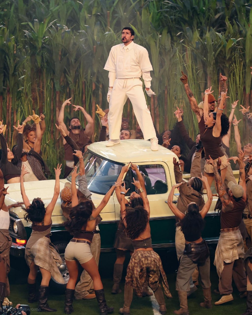 Sân khấu Super Bowl bị Tổng thống Trump chê “tệ nhất lịch sử”: Cả núi tiền dàn dựng, khiến cả triệu người tự hào 