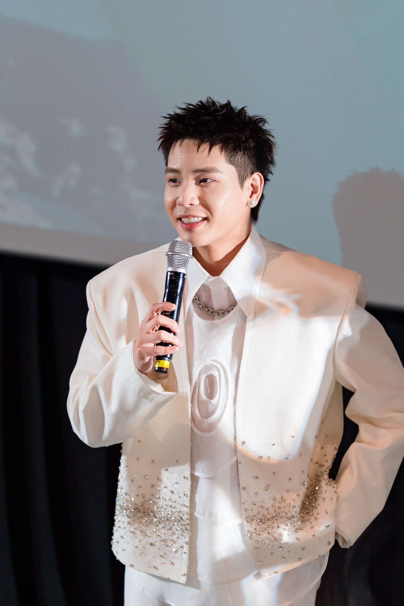 Song song với hoạt động âm nhạc, Quân A.P được cộng đồng mạng đặt cho biệt danh “boy phố cờ xanh” (Ảnh: FBNV)